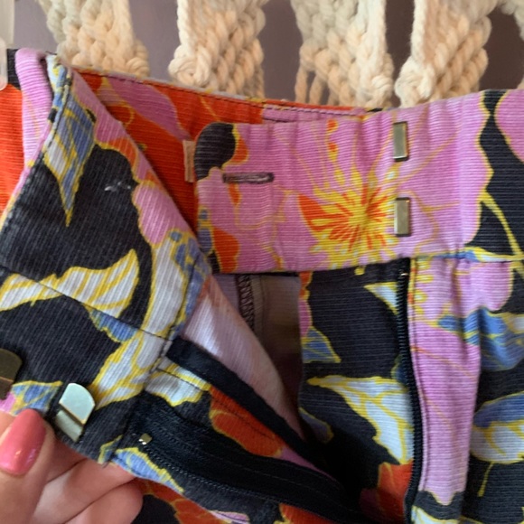 Floral Loft Shorts - Picture 2 of 3